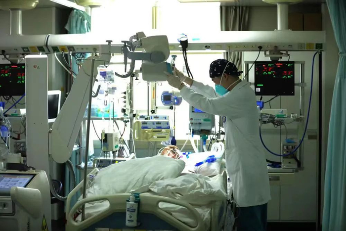 △因为老年患者病情危重，医生将床旁X光机搬进重症监护室，为老人床旁拍摄X光片。