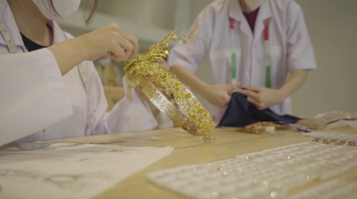 神仙之手@雁鸿Aimee 用易拉罐打造国风头饰、京剧凤冠，带领中国风登上米兰时装周。