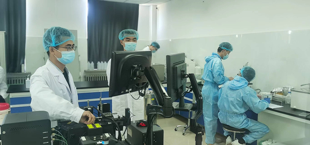 吉林省新牧科技有限公司的实验室内，实验员正在观察冻精数据。新华社记者张博宇摄