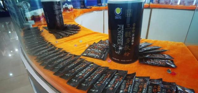 这是在长春皓月集团的产品展示大厅内，向人们展示的依托“沃金黑牛”开发出的三髓多肽粉产品。新华社记者张博宇摄