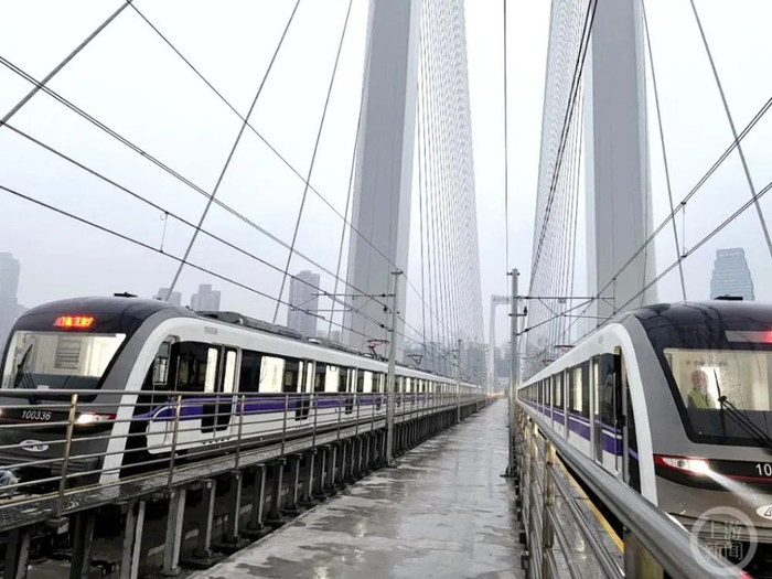 重庆轨道交通10号线二期南纪门轨道专用桥荷载试验成功。重庆轨道集团供图
