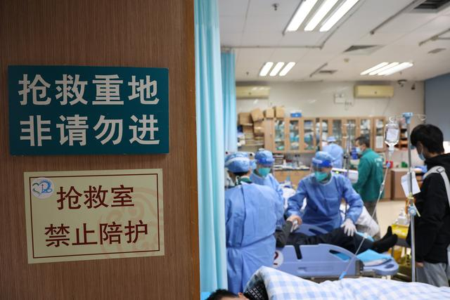 广州中医药大学第一附属医院忙碌的急诊室一角。广州中医药大学第一附属医院 图