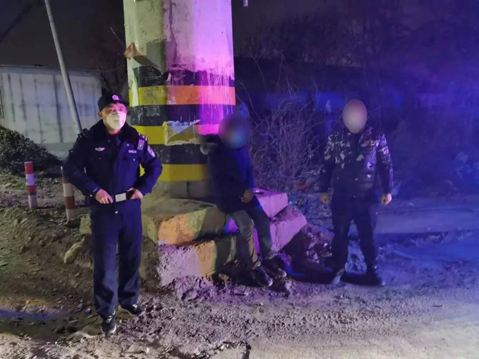 萧县民警找回走失男子。图源：萧县公安局