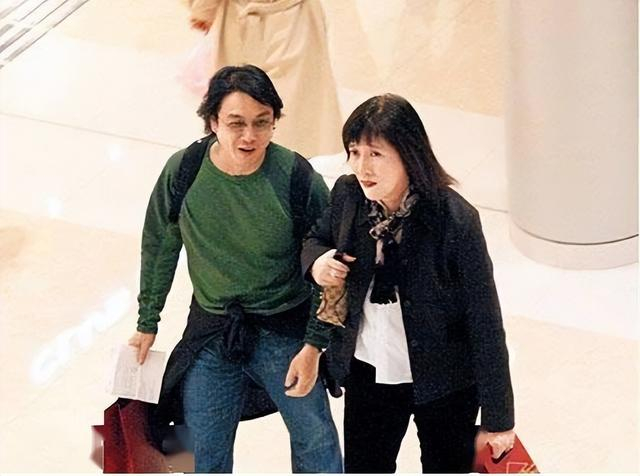 演员刘松仁：娶小20岁泰国空姐，65岁和母亲牵手逛街，73岁没孩子|香港|陆小凤|赵雅芝|电视剧|李影_新浪新闻