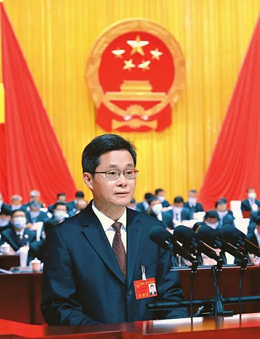 2022年1月，蓝佛安在山西省十三届人大六次会议上作政府工作报告。图源：山西日报
