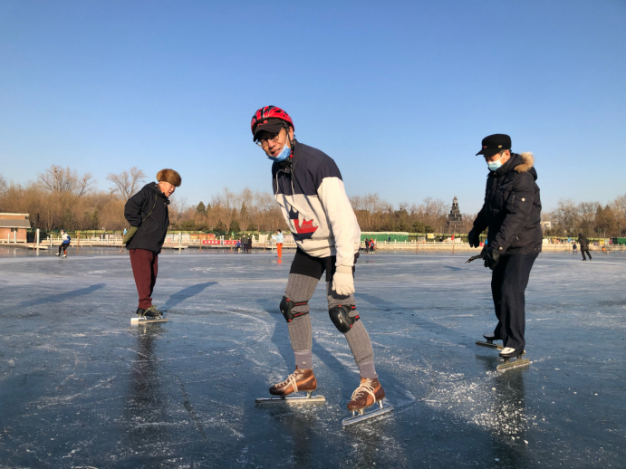 老范在滑冰。澎湃新闻记者 张成杰 图