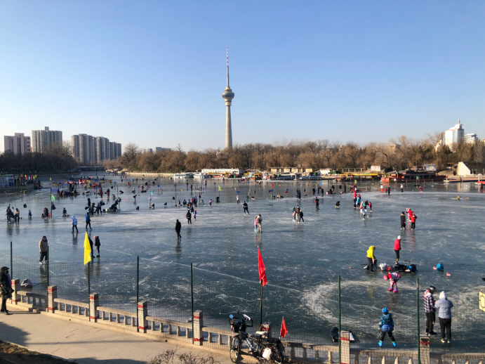 位于玉渊潭公园南门外的八一湖冰场。 澎湃新闻记者 张成杰 图