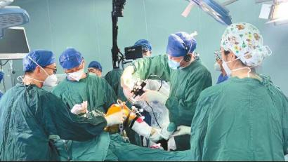 全国首台机器人膝关节置换术现场。 省四医院供图