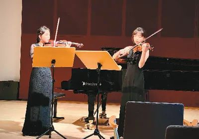▲黄韵文（右）、黄韵瑜姐妹俩在演出中。