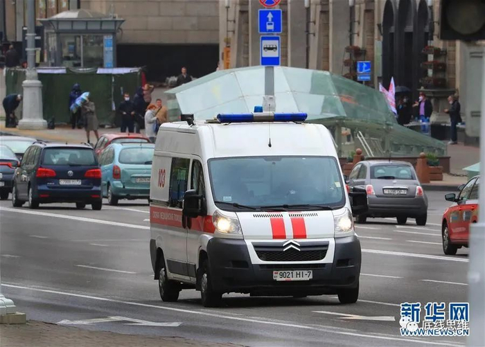 在白俄罗斯首都明斯克，一辆救护车从街道上驶过。新华社发（任科夫摄）