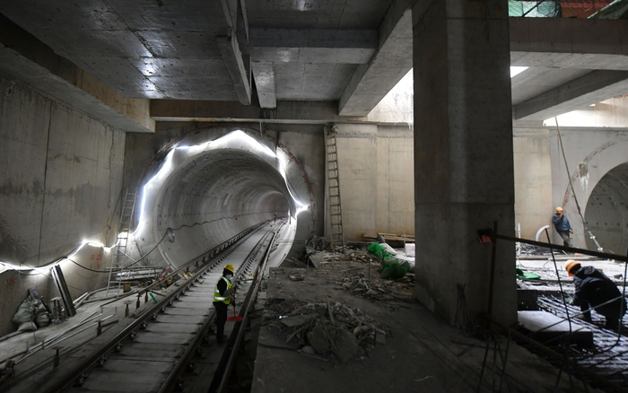 地铁12号线三元桥站站台层，工人正在施工。新京报记者 王贵彬 摄