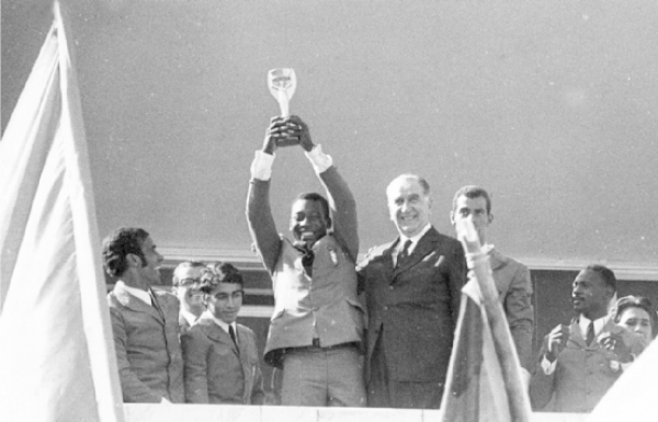 总统、贝利和巴西民众共同庆祝。