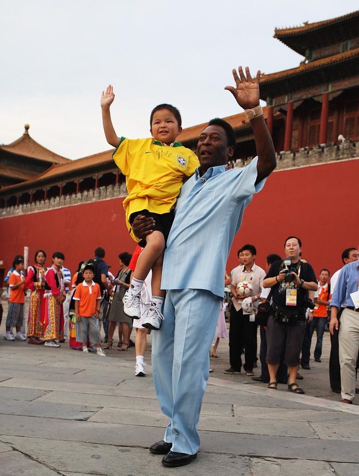 2008年8月23日，“球王”贝利抱着9岁的地震幸存者林浩，并与其他四川地震幸存者见面。&nbsp; 资料图/视觉中国