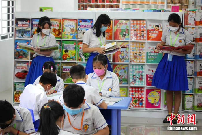 2021年“中国孩子的书香世界”绘本巡展活动在柬埔寨各校开展，中国绘本走进柬埔寨校园。欧阳开宇 摄