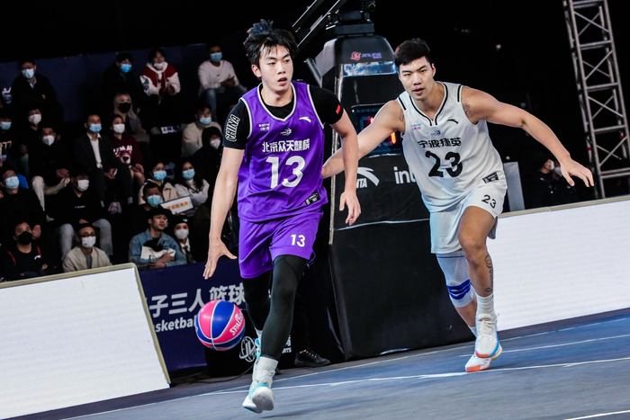 于喜淼（左）的出色表现让他得到了国家集训队的征召。&nbsp; 图/超三联赛