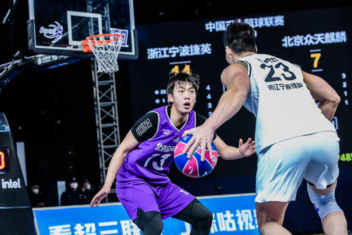 于喜淼（左）在比赛中防守对方球员。&nbsp; 图/超三联赛