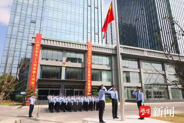 图为江宁警方在工作中