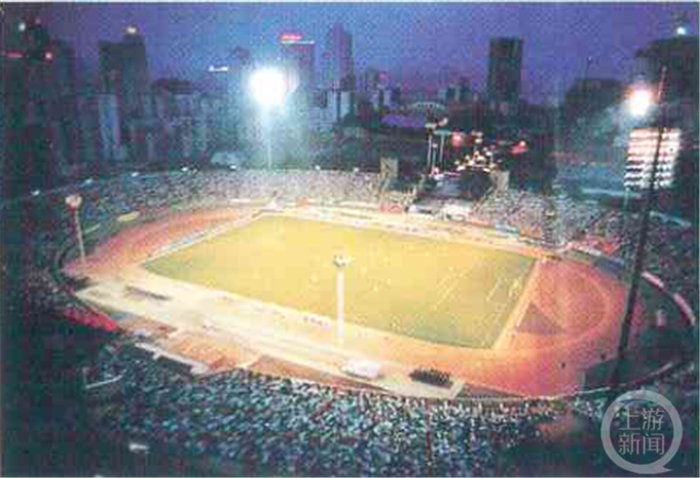 △夜间足球赛球市火爆