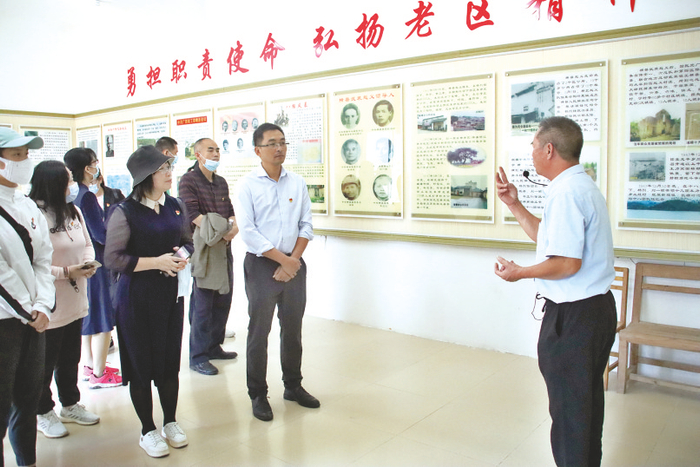     ▲南宁市兴宁区第一初级中学开展主题党日活动，增强党员教师的凝聚力和战斗力。