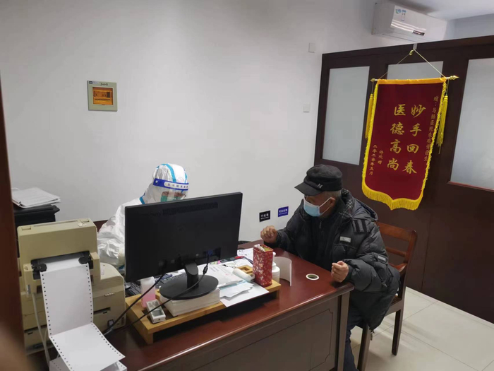 患者在嘉定区马陆镇社区卫生服务中心问诊。本文图片均为&nbsp;受访者&nbsp;供图