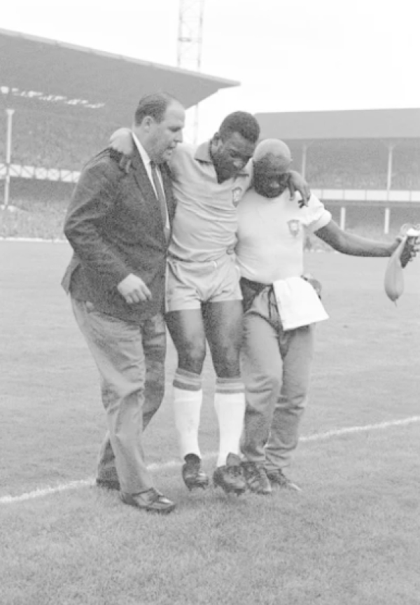 1966年世界杯贝利被人抬下场。