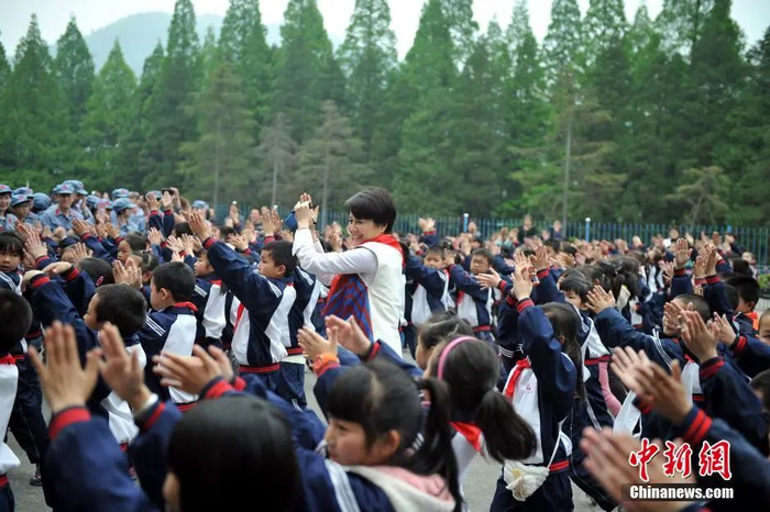 图为梁安琪与井冈山千名小学生共舞