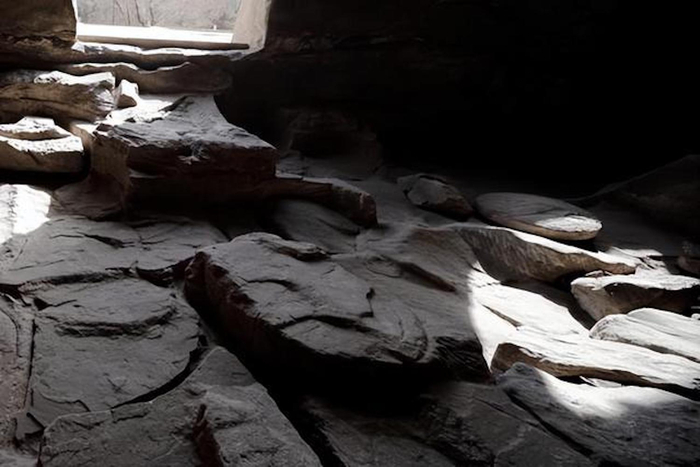 云冈石窟第3窟东前室带开凿痕迹的基岩地面