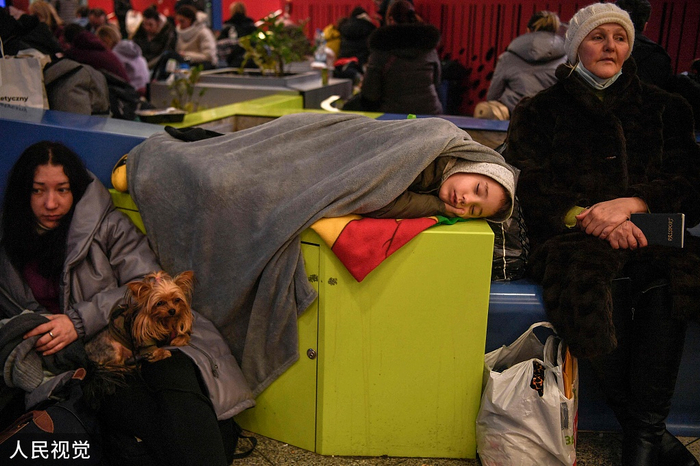 当地时间2022年3月6日，波兰克拉科夫，大量乌克兰难民抵达当地火车站的临时避难所休息。