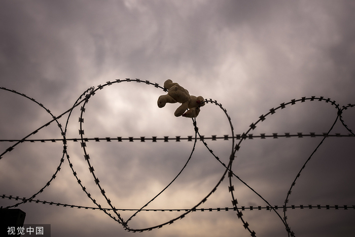 当地时间2022年3月15日，波兰梅迪卡，一个玩具娃娃被绑在分隔乌克兰和波兰的钢丝上。