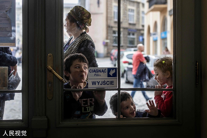 当地时间2022年4月7日，波兰普热梅希尔，乌克兰难民抵达波兰寻求庇护。