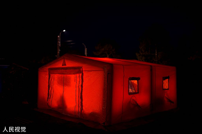 当地时间2022年3月15日，罗马尼亚锡雷特，乌克兰民众的影子反射到帐篷上。