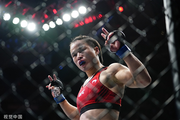 八角笼内的伟丽。