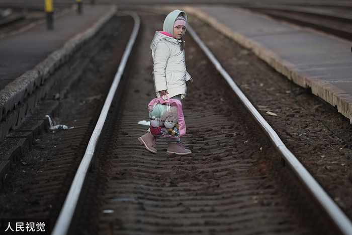 当地时间2022年3月8日，匈牙利，大量乌克兰难民涌入当地，一个乌克兰小女孩在铁轨上行走。
