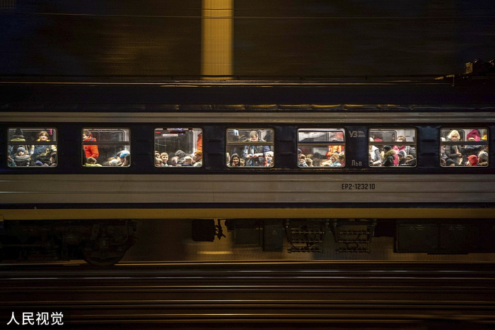 当地时间2022年3月7日，波兰梅迪卡，乌克兰难民抵达当地。