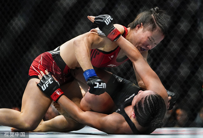 张伟丽完全压制了卡拉。