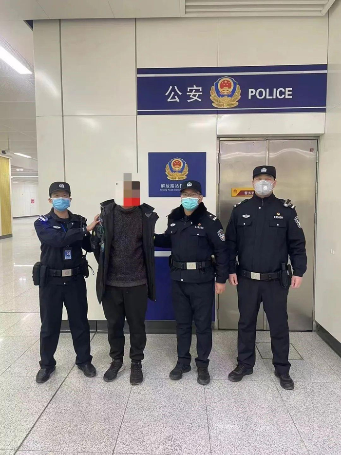 涉嫌猥亵的男子在解放路站站台落网。图源：洛阳市公安局轨道交通分局