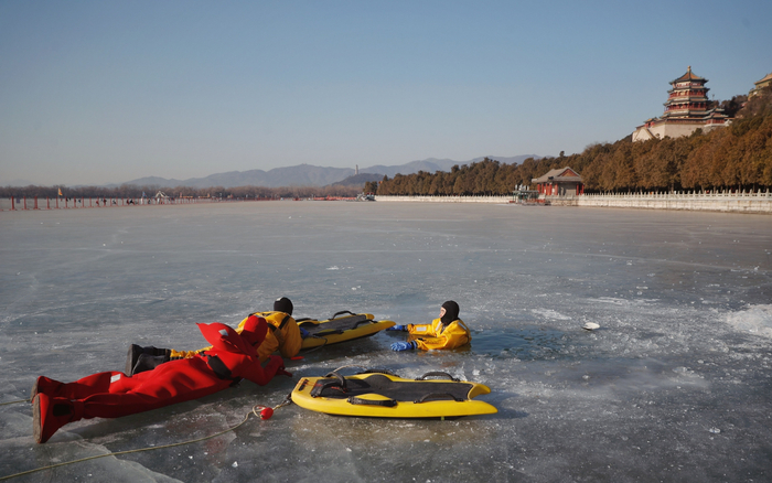 昆明湖冰场举行冰上救生演练。新京报记者 薛珺 摄