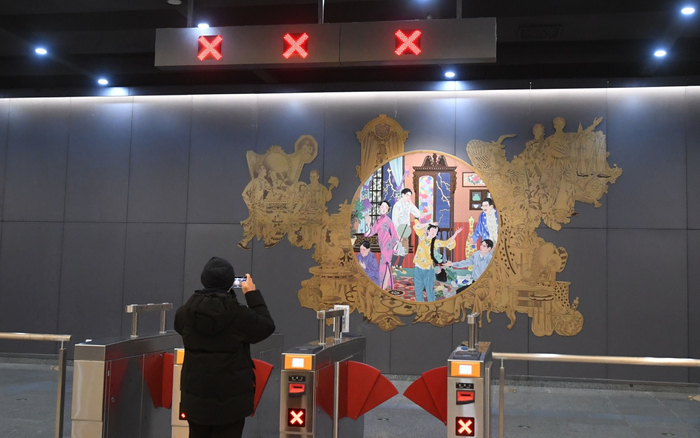 达官营站艺术品以《戏剧人生》为主题。新京报记者 王贵彬 摄