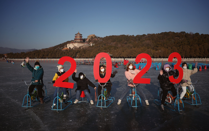 颐和园昆明湖冰场，游客们举着“2023”字牌迎接新年的到来。新京报记者 薛珺 摄
