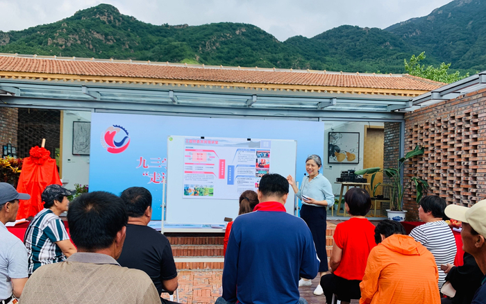 吴宜夏为村民讲精品民宿课。受访者供图