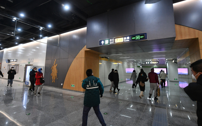 达官营站，乘客换乘7号线。新京报记者 王贵彬 摄