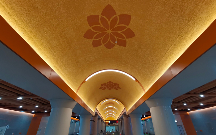 红莲南路站站厅天花板上绘制有红色莲花图案。新京报记者 王贵彬 摄