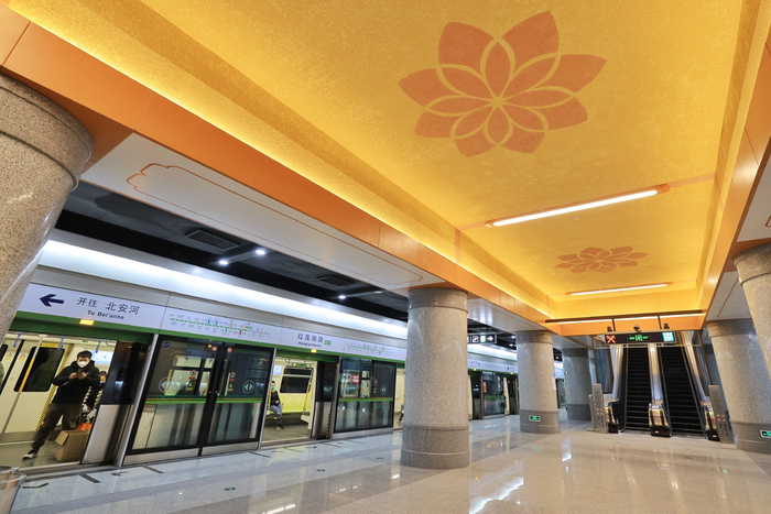 红莲南路站台天花板装饰莲花图案。