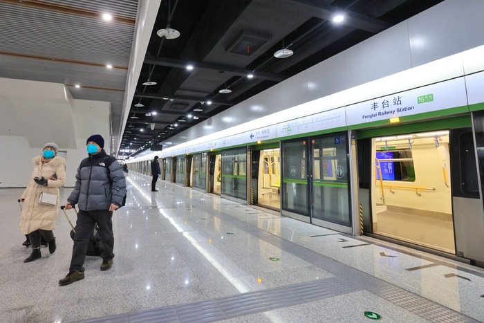 12月31日，地铁16号线南段开通，乘客在丰台站下车。