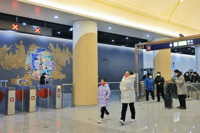 12月31日，地铁16号线南段开通，乘客在达官营站下车换乘7号线。