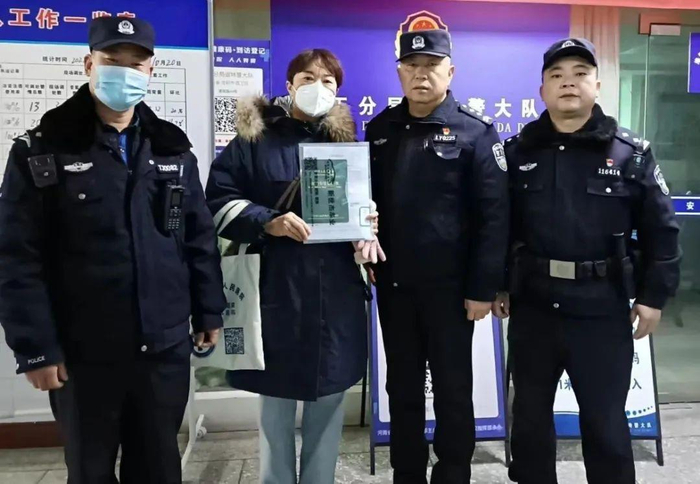 西工警方帮助失主找回资料。图源：洛阳市公安局西工分局