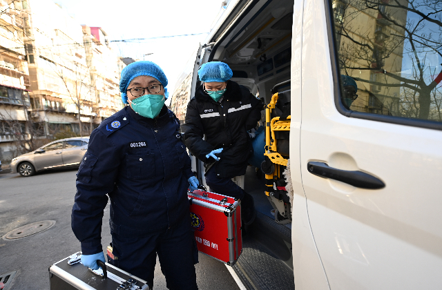 天津急救医生谢艳杰（前）和护士陈岩手提急救箱前往病人住处（12月29日摄）。新华社图