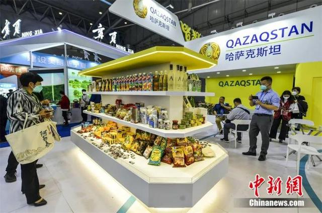 在新疆乌鲁木齐举办的第七届中国-亚欧博览会上，哈萨克斯坦展区商品丰富吸引参观者围观。刘新 摄