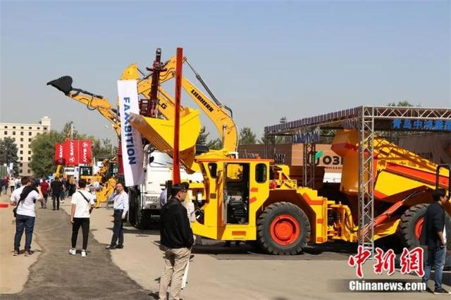 在阿拉木图举行的第二十五届“交通和物流”国际展览会上，中国机械装备产品吸引客商参观和咨询。达恩克 摄