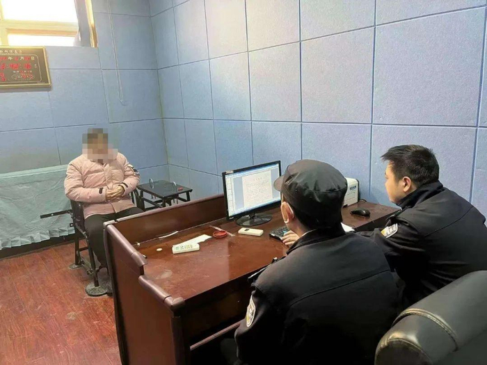 王某接受审讯。图源：洛阳市公安局涧西分局